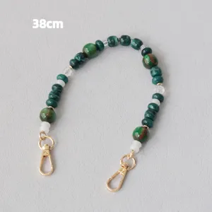 Dettaglio tracolla in perline acriliche verdi e bianche da 38cm con moschettoni oro