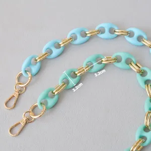 Detailopname van candy color varkensneus ketting met 2,2 cm en 3,2 cm afmetingen.