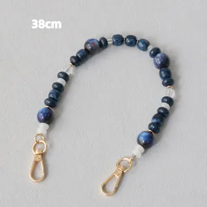Vista dettagliata della catena in perline di acrilico blu marmo da 38 cm con chiusure oro