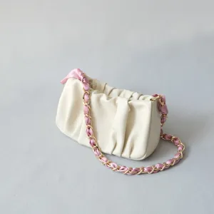 Sac à main plissé ivoire élégant avec chaîne dorée entrelacée d'un foulard en soie rose
