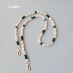 Détail de la sangle en perles acryliques crème et vert de 120cm avec fermoir