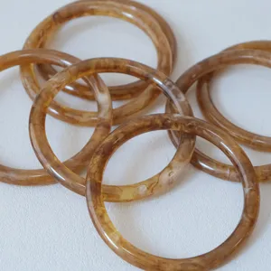 Primer plano de anillos de resina de ámbar con textura de mármol suave