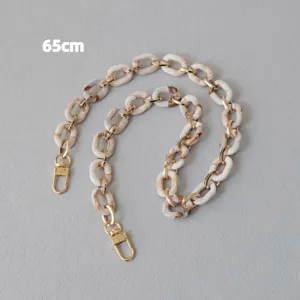 Dettaglio della catena da 65cm in resina beige e metallo dorato per borse o telefoni