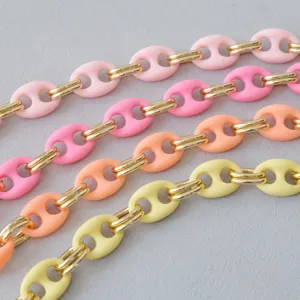 Detailweergave van gekleurde mat acryl varkensneus kettingen met gouden hardware tas