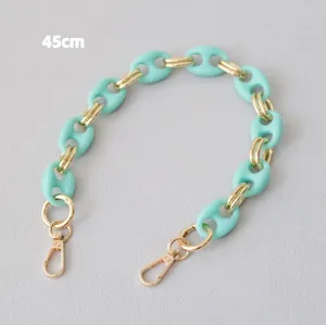 Detail van 45 cm matte turquoise acrylketing met gouden schakels voor tassen