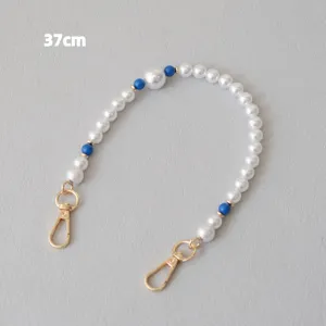 Dettaglio della tracolla in perle e perline blu da 37cm con moschettoni dorati