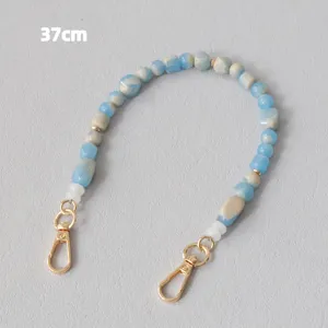 Dettaglio catena in perle acriliche da 37 cm per borse o telefoni con fermagli oro