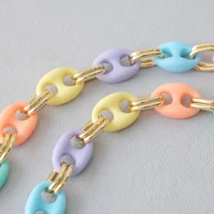 Primer plano de cadena de resina de colores tipo nariz de cerdo para bolsos y correas de móvil