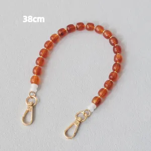 Elegante tracolla in perle acriliche ambra da 38 cm con fermagli in metallo dorato.