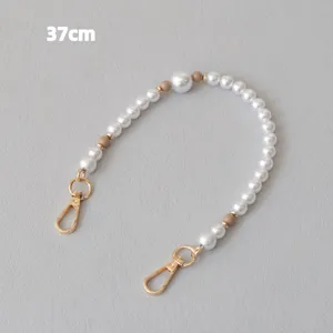 Vista dettagliata di un'elegante catena di perle bianche da 37 cm con fermagli in metallo dorato.
