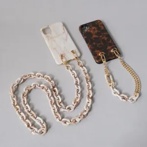 Dettaglio delle cover in marmo e leopardo con eleganti catene a tracolla in resina.