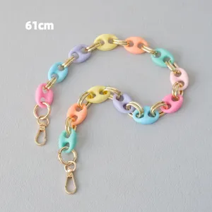Detalle de cadena de 61cm de resina en colores caramelo para bolsos y teléfonos móviles