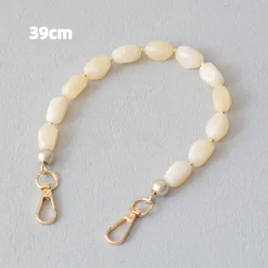 Gedetailleerde weergave van 39cm crème acryl kralenriem met gouden kreeftsluitingen