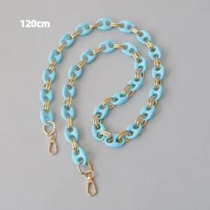 Gedetailleerd beeld van de 120 cm matblauwe acryl en gouden varkensneus ketting
