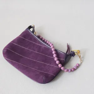 Elegante borsa in pelle scamosciata viola con tracolla a catena di perle acriliche
