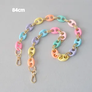 Primer plano de cadena de resina multicolor estilo hocico de cerdo, longitud de 84 cm.