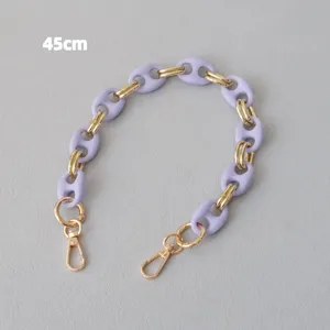 Macro-weergave van 45 cm lavendel acryl tasriem met gouden dubbele ringen voor tassen