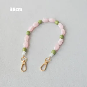 Détail de la lanière en perles acryliques de 38 cm avec perles roses et vertes