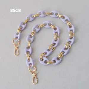 Detail van de 85 cm lange snoepkleurige acryl en goudkleurige schakelketting