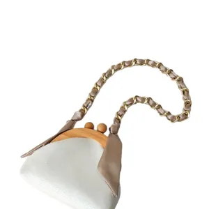Sac à main minimaliste blanc texturé avec cadre en bois et bandoulière en chaîne de soie