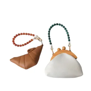 Elegante borsa a croissant e borsa in pelle di serpente con manici in perline acriliche