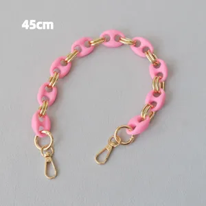 Detailopname van 45cm roze en goudkleurige matte acryl varkensneus kettingriem