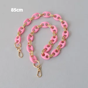 Detail van roze acryl schakelketting met varkensneus ontwerp, lengte 85 cm