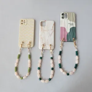 Vue détaillée de chaînes de téléphone en perles acryliques sur plusieurs coques