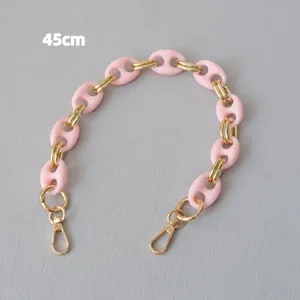 Gedetailleerde weergave van de 45cm roze acryl kettingriem met luxe gouden schakels