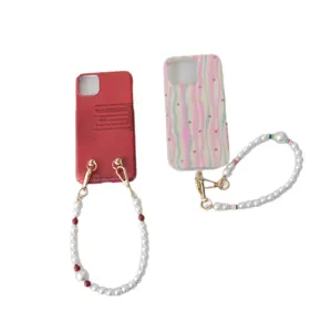 Elegante cinturino per cellulare in perle acriliche e finta madreperla con accenti colorati