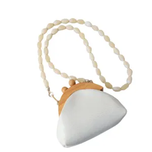 Elegante schouderband van acryl kralen met witte tas in slangenleerlook voor modevrouwen