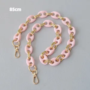 Gedetailleerd aanzicht van 85 cm zuurstokroze en gouden acryl ketting voor tassen