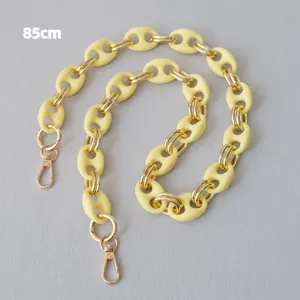Detail van 85 cm matgele acryl tasriem met gouden schakels en varkenssnuit design