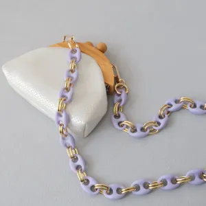 Detail van paarse acryl varkensneusketting met gouden schakels voor tasaccessoire