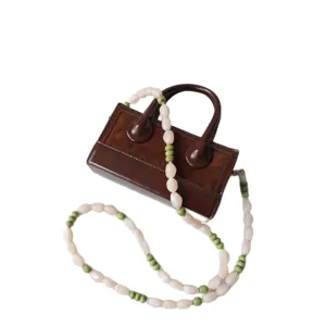 Petit sac bandoulière marron avec bandoulière décorative en perles acryliques