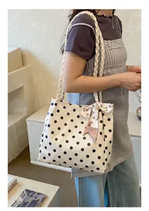 Bolso tote de lunares estilo coreano con correas de cuerda trenzada y lazo rosa