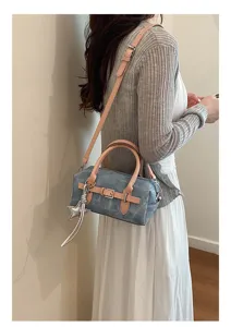 Mujer con bolso de almohada vintage de algodón y lino azul y colgante de estrella plateada.