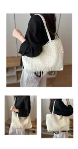 Vista dettagliata della borsa tote con nappe tessuta a mano mostrata su modella da diverse angolazioni