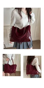Dettagli di una borsa tote bordeaux vintage con frange e lavorazione all'uncinetto