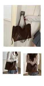 Viste dettagliate di una borsa tote vintage marrone con nappe e design intrecciato traforato