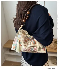 Dettaglio della borsa tote in stile New Chinese con ricami e tracolla in perline.