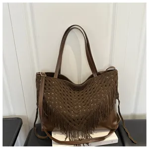 Borsa tote marrone retrò con nappe e dettagli traforati intrecciati a mano
