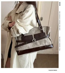 Gros plan sur le sac fourre-tout en toile haut de gamme avec boucle en cœur et cuir
