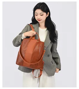 Modell trägt einen braunen Multifunktions-Rucksack aus Leder für Damen im Freizeitstil