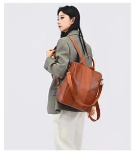 Brauner multifunktionaler Damenrucksack aus Kunstleder von Modell getragen