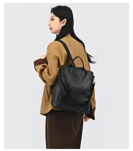 Asiatisches Model mit einem vielseitigen schwarzen Lederrucksack für Pendeln und Reisen
