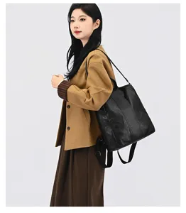 Schwarzer Damenrucksack aus Kunstleder, getragen von einem Modell für den täglichen Weg