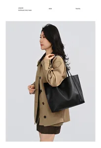 Mannequin asiatique portant un sac cabas noir minimaliste, idéal pour la mode d'automne
