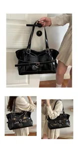 Détails d'un sac cabas en cuir verni noir avec une boucle décorative en forme de cœur