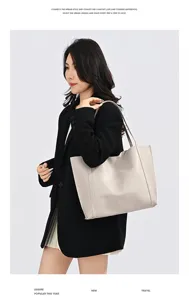 Grand sac cabas minimaliste blanc cassé présenté porté par un mannequin de mode urbain